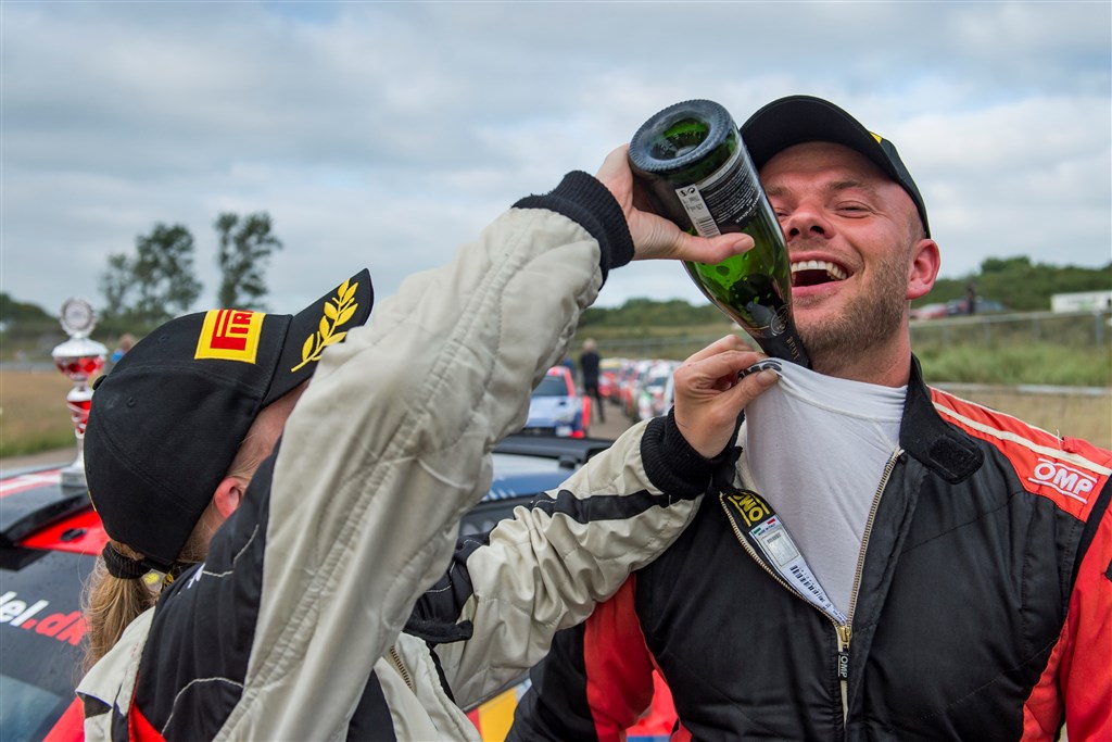 Humøret var højt, da Carina Møller og Marco Gersager fejrede tredjepladsen.
(Foto: Jokum Tord Larsen)